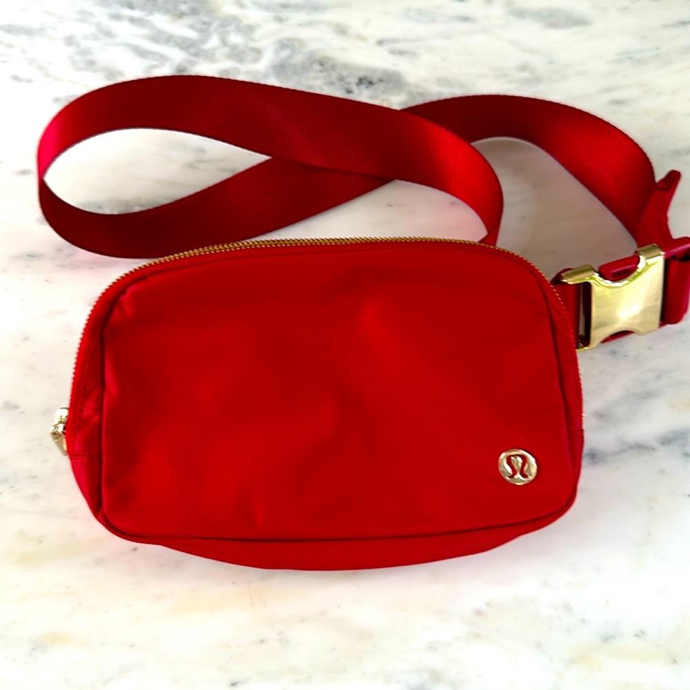 Lululemon crossbody bag 1l. Red and Gold